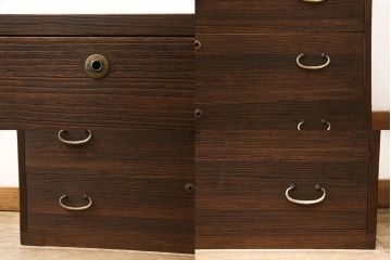 3段重ね桐箪笥をサイドボード、ローチェスト、ローボードにリメイク!上段の引き戸にはガラスをはめ込み、引手を交換。天板と木製脚を取り付け。中段は1段目の引き出し内に仕切りを製作。下段は1段目をフラップダウン扉にし、キャスターを取り付け。いずれもオーク系に着色仕上げ。