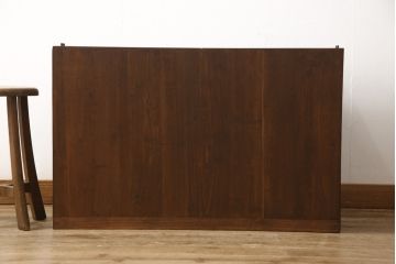 3段重ね桐箪笥をサイドボード、ローチェスト、ローボードにリメイク!上段の引き戸にはガラスをはめ込み、引手を交換。天板と木製脚を取り付け。中段は1段目の引き出し内に仕切りを製作。下段は1段目をフラップダウン扉にし、キャスターを取り付け。いずれもオーク系に着色仕上げ。