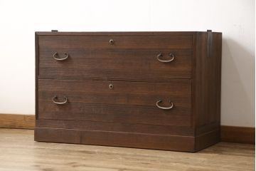 3段重ね桐箪笥をサイドボード、ローチェスト、ローボードにリメイク!上段の引き戸にはガラスをはめ込み、引手を交換。天板と木製脚を取り付け。中段は1段目の引き出し内に仕切りを製作。下段は1段目をフラップダウン扉にし、キャスターを取り付け。いずれもオーク系に着色仕上げ。