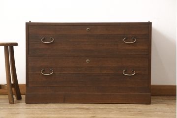 3段重ね桐箪笥をサイドボード、ローチェスト、ローボードにリメイク!上段の引き戸にはガラスをはめ込み、引手を交換。天板と木製脚を取り付け。中段は1段目の引き出し内に仕切りを製作。下段は1段目をフラップダウン扉にし、キャスターを取り付け。いずれもオーク系に着色仕上げ。