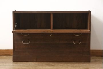 3段重ね桐箪笥をサイドボード、ローチェスト、ローボードにリメイク!上段の引き戸にはガラスをはめ込み、引手を交換。天板と木製脚を取り付け。中段は1段目の引き出し内に仕切りを製作。下段は1段目をフラップダウン扉にし、キャスターを取り付け。いずれもオーク系に着色仕上げ。