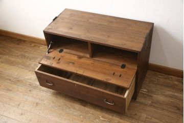 3段重ね桐箪笥をサイドボード、ローチェスト、ローボードにリメイク!上段の引き戸にはガラスをはめ込み、引手を交換。天板と木製脚を取り付け。中段は1段目の引き出し内に仕切りを製作。下段は1段目をフラップダウン扉にし、キャスターを取り付け。いずれもオーク系に着色仕上げ。