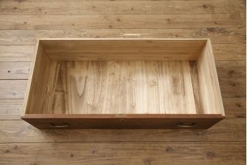 3段重ね桐箪笥をサイドボード、ローチェスト、ローボードにリメイク!上段の引き戸にはガラスをはめ込み、引手を交換。天板と木製脚を取り付け。中段は1段目の引き出し内に仕切りを製作。下段は1段目をフラップダウン扉にし、キャスターを取り付け。いずれもオーク系に着色仕上げ。