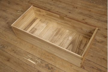 3段重ね桐箪笥をサイドボード、ローチェスト、ローボードにリメイク!上段の引き戸にはガラスをはめ込み、引手を交換。天板と木製脚を取り付け。中段は1段目の引き出し内に仕切りを製作。下段は1段目をフラップダウン扉にし、キャスターを取り付け。いずれもオーク系に着色仕上げ。