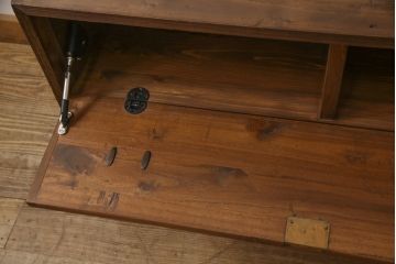 3段重ね桐箪笥をサイドボード、ローチェスト、ローボードにリメイク!上段の引き戸にはガラスをはめ込み、引手を交換。天板と木製脚を取り付け。中段は1段目の引き出し内に仕切りを製作。下段は1段目をフラップダウン扉にし、キャスターを取り付け。いずれもオーク系に着色仕上げ。