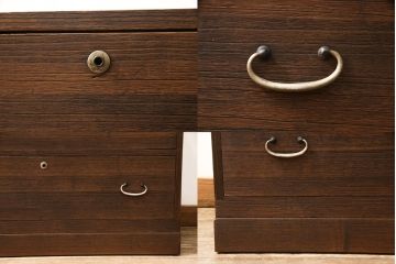 3段重ね桐箪笥をサイドボード、ローチェスト、ローボードにリメイク!上段の引き戸にはガラスをはめ込み、引手を交換。天板と木製脚を取り付け。中段は1段目の引き出し内に仕切りを製作。下段は1段目をフラップダウン扉にし、キャスターを取り付け。いずれもオーク系に着色仕上げ。