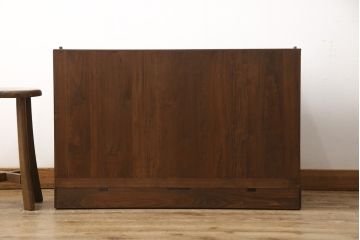 3段重ね桐箪笥をサイドボード、ローチェスト、ローボードにリメイク!上段の引き戸にはガラスをはめ込み、引手を交換。天板と木製脚を取り付け。中段は1段目の引き出し内に仕切りを製作。下段は1段目をフラップダウン扉にし、キャスターを取り付け。いずれもオーク系に着色仕上げ。