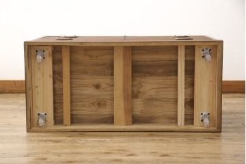 3段重ね桐箪笥をサイドボード、ローチェスト、ローボードにリメイク!上段の引き戸にはガラスをはめ込み、引手を交換。天板と木製脚を取り付け。中段は1段目の引き出し内に仕切りを製作。下段は1段目をフラップダウン扉にし、キャスターを取り付け。いずれもオーク系に着色仕上げ。