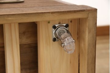 3段重ね桐箪笥をサイドボード、ローチェスト、ローボードにリメイク!上段の引き戸にはガラスをはめ込み、引手を交換。天板と木製脚を取り付け。中段は1段目の引き出し内に仕切りを製作。下段は1段目をフラップダウン扉にし、キャスターを取り付け。いずれもオーク系に着色仕上げ。