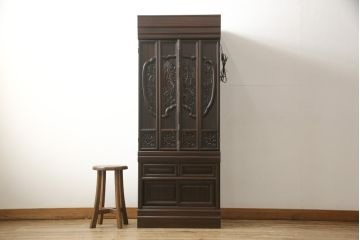 お仏壇をコンパクトにリメイク!内部構造・装飾はそのままに、指定サイズにリサイズ。二重扉を板戸一枚扉に変更、中央の金具も取り外しにて。