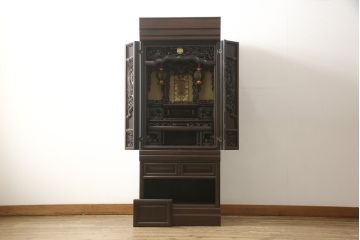 お仏壇をコンパクトにリメイク!内部構造・装飾はそのままに、指定サイズにリサイズ。二重扉を板戸一枚扉に変更、中央の金具も取り外しにて。