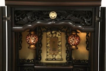 お仏壇をコンパクトにリメイク!内部構造・装飾はそのままに、指定サイズにリサイズ。二重扉を板戸一枚扉に変更、中央の金具も取り外しにて。