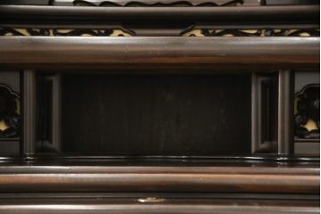 お仏壇をコンパクトにリメイク!内部構造・装飾はそのままに、指定サイズにリサイズ。二重扉を板戸一枚扉に変更、中央の金具も取り外しにて。