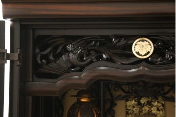 お仏壇をコンパクトにリメイク!内部構造・装飾はそのままに、指定サイズにリサイズ。二重扉を板戸一枚扉に変更、中央の金具も取り外しにて。