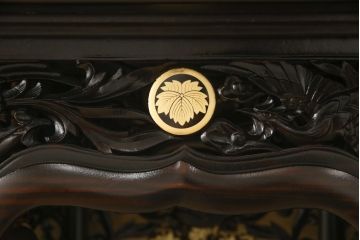 お仏壇をコンパクトにリメイク!内部構造・装飾はそのままに、指定サイズにリサイズ。二重扉を板戸一枚扉に変更、中央の金具も取り外しにて。