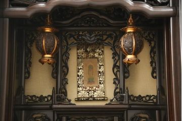 お仏壇をコンパクトにリメイク!内部構造・装飾はそのままに、指定サイズにリサイズ。二重扉を板戸一枚扉に変更、中央の金具も取り外しにて。