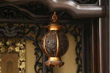 お仏壇をコンパクトにリメイク!内部構造・装飾はそのままに、指定サイズにリサイズ。二重扉を板戸一枚扉に変更、中央の金具も取り外しにて。