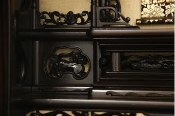 お仏壇をコンパクトにリメイク!内部構造・装飾はそのままに、指定サイズにリサイズ。二重扉を板戸一枚扉に変更、中央の金具も取り外しにて。