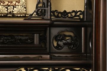 お仏壇をコンパクトにリメイク!内部構造・装飾はそのままに、指定サイズにリサイズ。二重扉を板戸一枚扉に変更、中央の金具も取り外しにて。