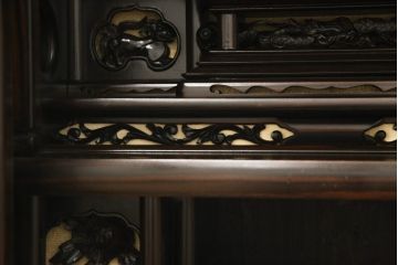 お仏壇をコンパクトにリメイク!内部構造・装飾はそのままに、指定サイズにリサイズ。二重扉を板戸一枚扉に変更、中央の金具も取り外しにて。