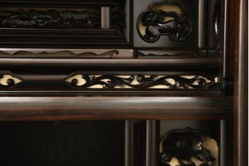 お仏壇をコンパクトにリメイク!内部構造・装飾はそのままに、指定サイズにリサイズ。二重扉を板戸一枚扉に変更、中央の金具も取り外しにて。