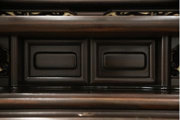 お仏壇をコンパクトにリメイク!内部構造・装飾はそのままに、指定サイズにリサイズ。二重扉を板戸一枚扉に変更、中央の金具も取り外しにて。