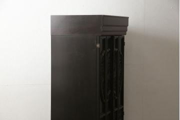 お仏壇をコンパクトにリメイク!内部構造・装飾はそのままに、指定サイズにリサイズ。二重扉を板戸一枚扉に変更、中央の金具も取り外しにて。