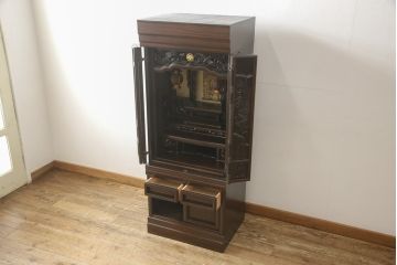 お仏壇をコンパクトにリメイク!内部構造・装飾はそのままに、指定サイズにリサイズ。二重扉を板戸一枚扉に変更、中央の金具も取り外しにて。