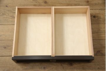 お仏壇をコンパクトにリメイク!内部構造・装飾はそのままに、指定サイズにリサイズ。二重扉を板戸一枚扉に変更、中央の金具も取り外しにて。