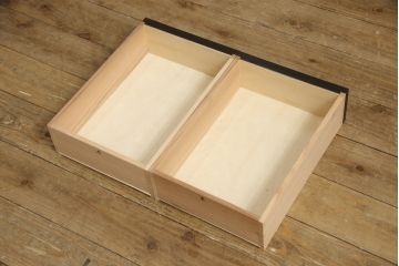 お仏壇をコンパクトにリメイク!内部構造・装飾はそのままに、指定サイズにリサイズ。二重扉を板戸一枚扉に変更、中央の金具も取り外しにて。