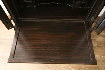 お仏壇をコンパクトにリメイク!内部構造・装飾はそのままに、指定サイズにリサイズ。二重扉を板戸一枚扉に変更、中央の金具も取り外しにて。