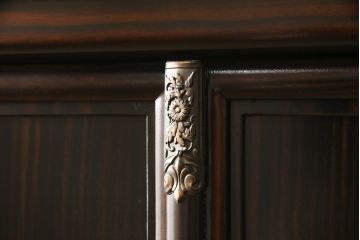 お仏壇をコンパクトにリメイク!内部構造・装飾はそのままに、指定サイズにリサイズ。二重扉を板戸一枚扉に変更、中央の金具も取り外しにて。