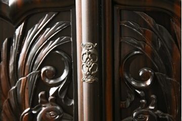 お仏壇をコンパクトにリメイク!内部構造・装飾はそのままに、指定サイズにリサイズ。二重扉を板戸一枚扉に変更、中央の金具も取り外しにて。