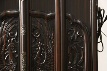 お仏壇をコンパクトにリメイク!内部構造・装飾はそのままに、指定サイズにリサイズ。二重扉を板戸一枚扉に変更、中央の金具も取り外しにて。
