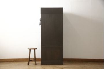 お仏壇をコンパクトにリメイク!内部構造・装飾はそのままに、指定サイズにリサイズ。二重扉を板戸一枚扉に変更、中央の金具も取り外しにて。