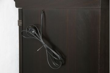 お仏壇をコンパクトにリメイク!内部構造・装飾はそのままに、指定サイズにリサイズ。二重扉を板戸一枚扉に変更、中央の金具も取り外しにて。