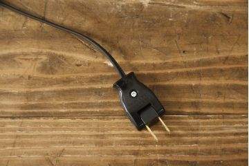 お仏壇をコンパクトにリメイク!内部構造・装飾はそのままに、指定サイズにリサイズ。二重扉を板戸一枚扉に変更、中央の金具も取り外しにて。