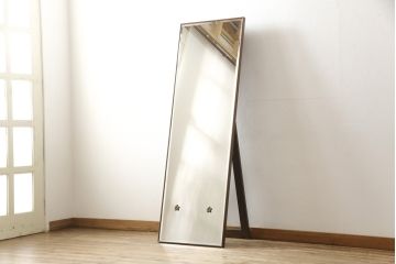 鏡台をスタンドミラーと小引き出しにリメイク!鏡を鏡台から取り外し、下部の木枠は新たに制作。スタンドを製作して取り付け、スタンドミラーに加工。引き出し部分は、背板と底板を製作。取っ手を取り付けて小引き出しに。現状の色味に合わせて着色仕上げ。