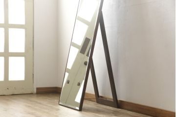 鏡台をスタンドミラーと小引き出しにリメイク!鏡を鏡台から取り外し、下部の木枠は新たに制作。スタンドを製作して取り付け、スタンドミラーに加工。引き出し部分は、背板と底板を製作。取っ手を取り付けて小引き出しに。現状の色味に合わせて着色仕上げ。