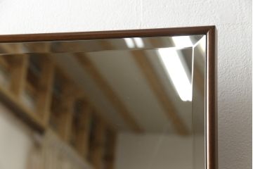 鏡台をスタンドミラーと小引き出しにリメイク!鏡を鏡台から取り外し、下部の木枠は新たに制作。スタンドを製作して取り付け、スタンドミラーに加工。引き出し部分は、背板と底板を製作。取っ手を取り付けて小引き出しに。現状の色味に合わせて着色仕上げ。