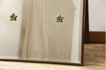 鏡台をスタンドミラーと小引き出しにリメイク!鏡を鏡台から取り外し、下部の木枠は新たに制作。スタンドを製作して取り付け、スタンドミラーに加工。引き出し部分は、背板と底板を製作。取っ手を取り付けて小引き出しに。現状の色味に合わせて着色仕上げ。