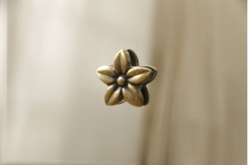 鏡台をスタンドミラーと小引き出しにリメイク!鏡を鏡台から取り外し、下部の木枠は新たに制作。スタンドを製作して取り付け、スタンドミラーに加工。引き出し部分は、背板と底板を製作。取っ手を取り付けて小引き出しに。現状の色味に合わせて着色仕上げ。