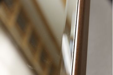 鏡台をスタンドミラーと小引き出しにリメイク!鏡を鏡台から取り外し、下部の木枠は新たに制作。スタンドを製作して取り付け、スタンドミラーに加工。引き出し部分は、背板と底板を製作。取っ手を取り付けて小引き出しに。現状の色味に合わせて着色仕上げ。