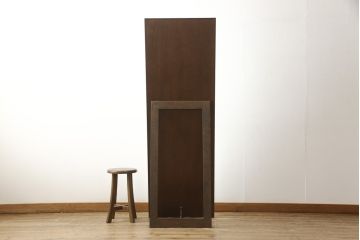 鏡台をスタンドミラーと小引き出しにリメイク!鏡を鏡台から取り外し、下部の木枠は新たに制作。スタンドを製作して取り付け、スタンドミラーに加工。引き出し部分は、背板と底板を製作。取っ手を取り付けて小引き出しに。現状の色味に合わせて着色仕上げ。
