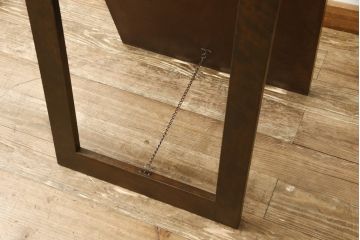 鏡台をスタンドミラーと小引き出しにリメイク!鏡を鏡台から取り外し、下部の木枠は新たに制作。スタンドを製作して取り付け、スタンドミラーに加工。引き出し部分は、背板と底板を製作。取っ手を取り付けて小引き出しに。現状の色味に合わせて着色仕上げ。