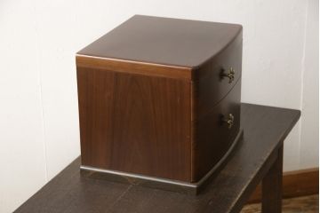 鏡台をスタンドミラーと小引き出しにリメイク!鏡を鏡台から取り外し、下部の木枠は新たに制作。スタンドを製作して取り付け、スタンドミラーに加工。引き出し部分は、背板と底板を製作。取っ手を取り付けて小引き出しに。現状の色味に合わせて着色仕上げ。