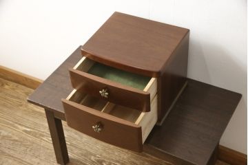 鏡台をスタンドミラーと小引き出しにリメイク!鏡を鏡台から取り外し、下部の木枠は新たに制作。スタンドを製作して取り付け、スタンドミラーに加工。引き出し部分は、背板と底板を製作。取っ手を取り付けて小引き出しに。現状の色味に合わせて着色仕上げ。