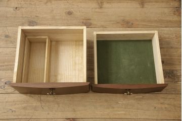 鏡台をスタンドミラーと小引き出しにリメイク!鏡を鏡台から取り外し、下部の木枠は新たに制作。スタンドを製作して取り付け、スタンドミラーに加工。引き出し部分は、背板と底板を製作。取っ手を取り付けて小引き出しに。現状の色味に合わせて着色仕上げ。