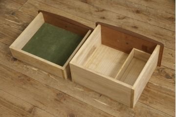 鏡台をスタンドミラーと小引き出しにリメイク!鏡を鏡台から取り外し、下部の木枠は新たに制作。スタンドを製作して取り付け、スタンドミラーに加工。引き出し部分は、背板と底板を製作。取っ手を取り付けて小引き出しに。現状の色味に合わせて着色仕上げ。