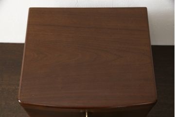 鏡台をスタンドミラーと小引き出しにリメイク!鏡を鏡台から取り外し、下部の木枠は新たに制作。スタンドを製作して取り付け、スタンドミラーに加工。引き出し部分は、背板と底板を製作。取っ手を取り付けて小引き出しに。現状の色味に合わせて着色仕上げ。